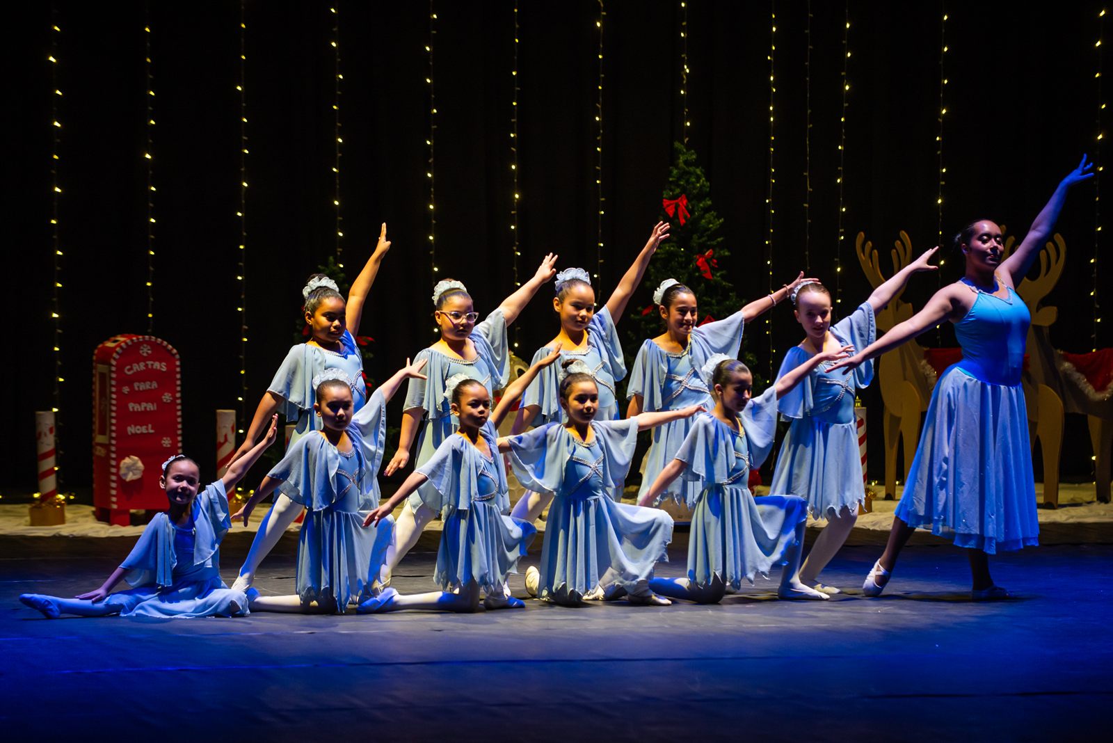 Corpo de balé infantil em cena